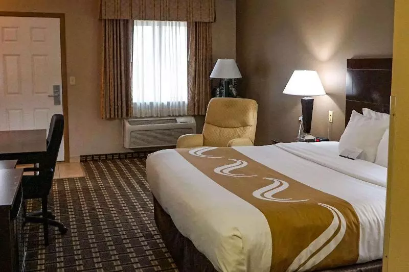 سوئیت با تخت بزرگ, Quality Inn & Suites Watertown Near Prairie Lakes Ice Arena