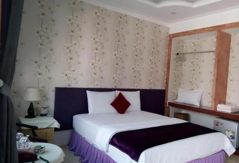 اتاق لوکس, Ngọc Hưng