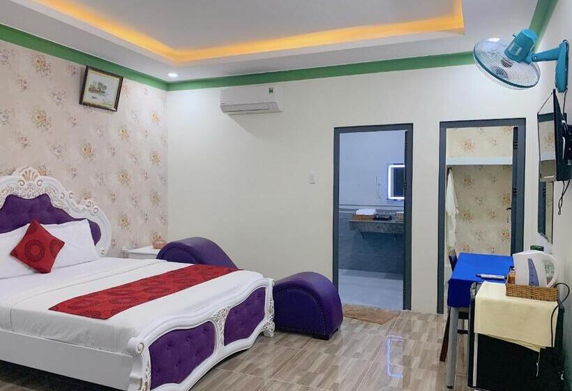 اتاق لوکس, Ngọc Hưng