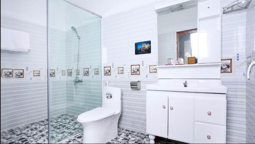 اتاق لوکس, Ngọc Hưng