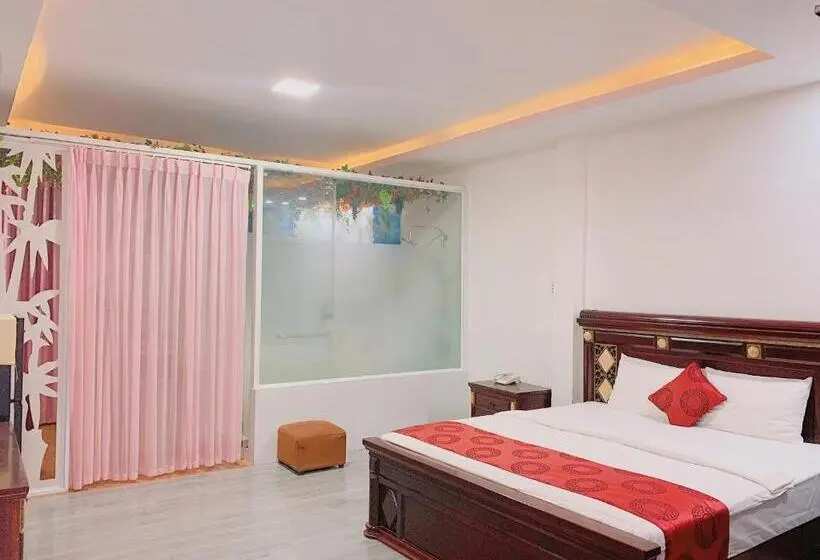 اتاق خانوادگی, Ngọc Hưng