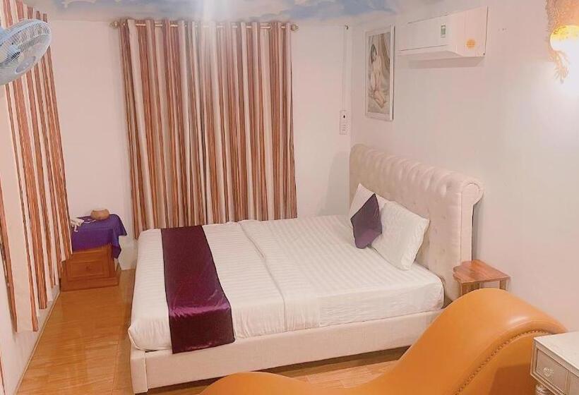 اتاق خانوادگی, Ngọc Hưng