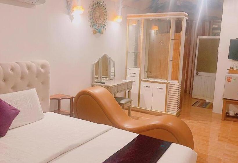 اتاق خانوادگی, Ngọc Hưng