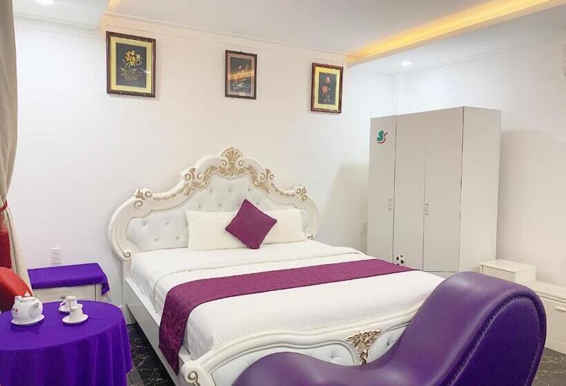 اتاق خانوادگی, Ngọc Hưng