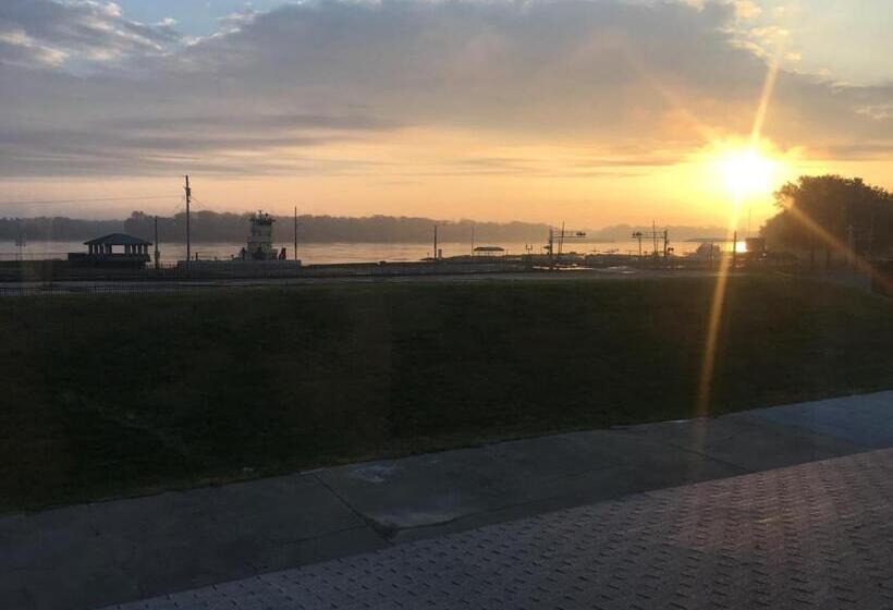 キングサイズベッドのスイートルーム, Riverside Inn Hannibal