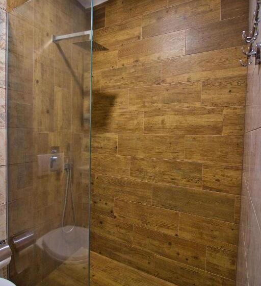 基本三人间, 4 Rooms