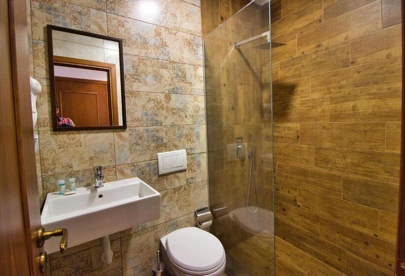 基本三人间, 4 Rooms