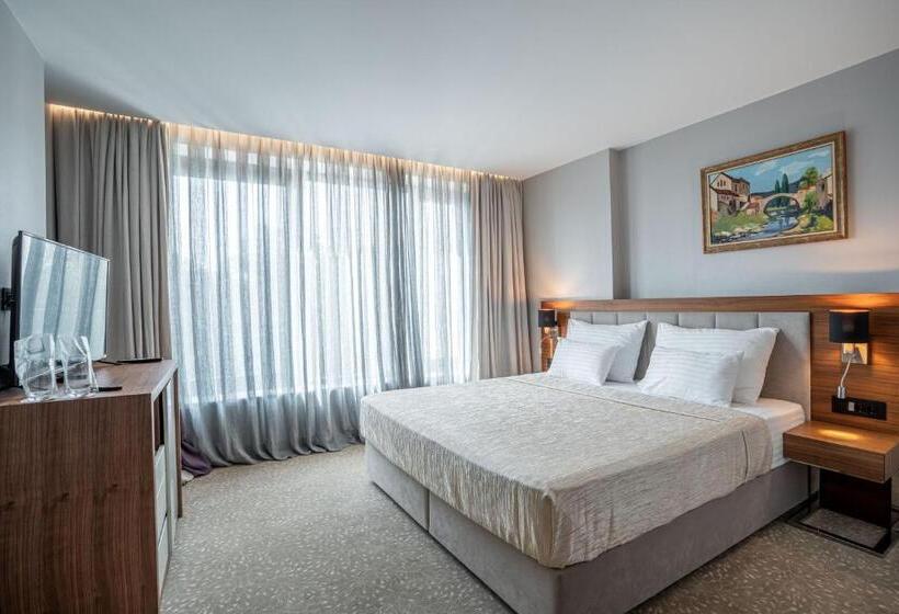 اتاق استاندارد, Tonanti