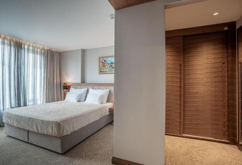 اتاق لوکس, Tonanti