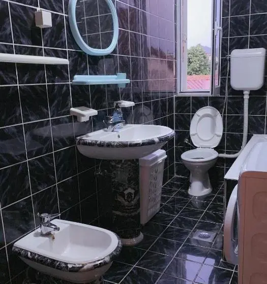 اتاق استاندارد با سرویس بهداشتی مشترک, Hostel Holiday Cetinje