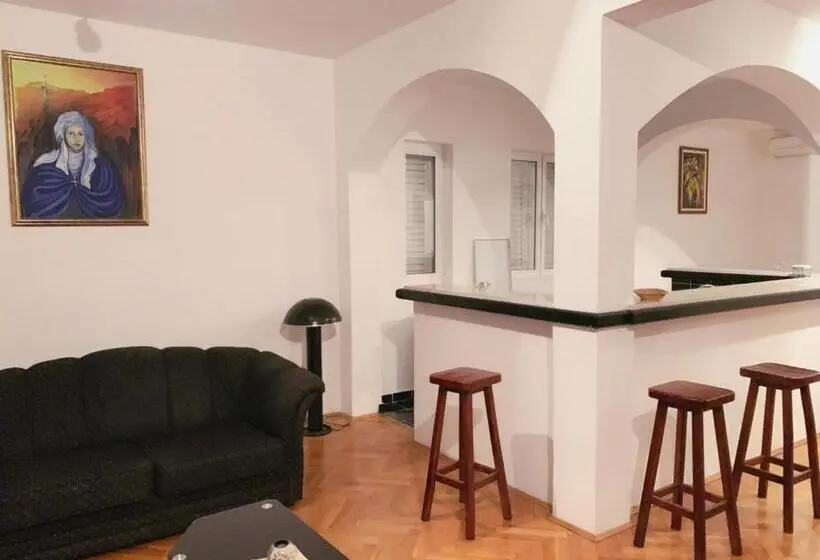اتاق استاندارد با سرویس بهداشتی مشترک, Hostel Holiday Cetinje