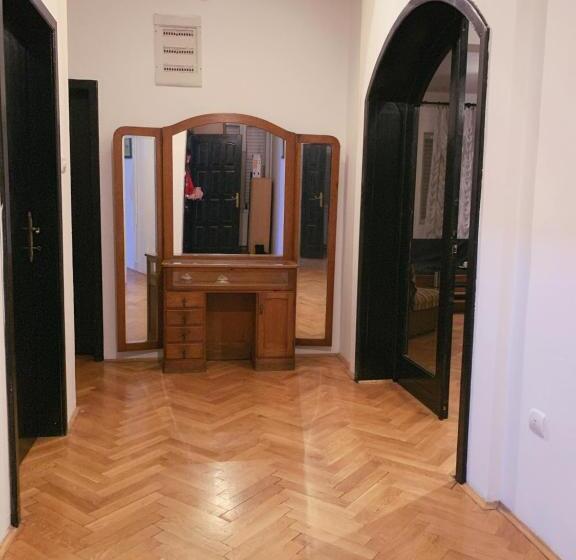 اتاق استاندارد سه تخته با سرویس بهداشتی مشترک, Hostel Holiday Cetinje