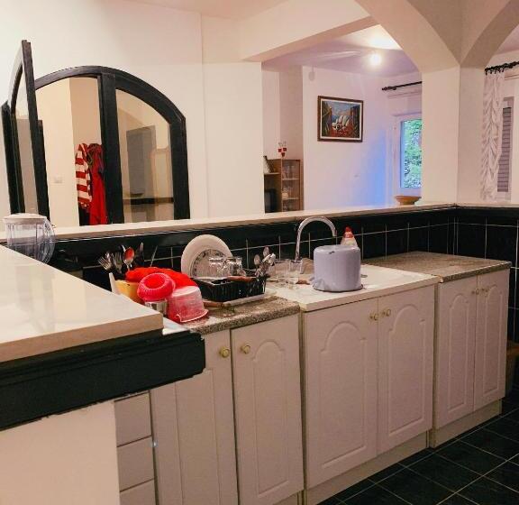 اتاق استاندارد سه تخته با سرویس بهداشتی مشترک, Hostel Holiday Cetinje