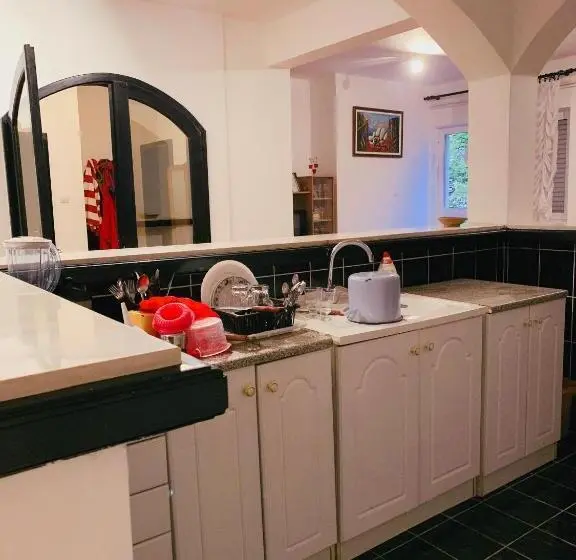 اتاق استاندارد سه تخته با سرویس بهداشتی مشترک, Hostel Holiday Cetinje