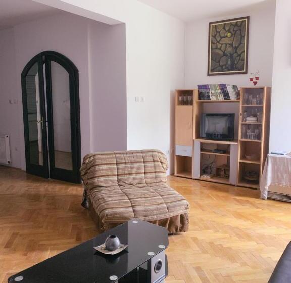 اتاق استاندارد سه تخته با سرویس بهداشتی مشترک, Hostel Holiday Cetinje