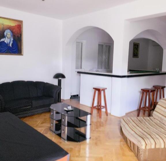 اتاق استاندارد, Hostel Holiday Cetinje
