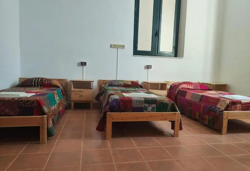 اتاق استاندارد سه نفره, Beteyà Hostel Don Bosco