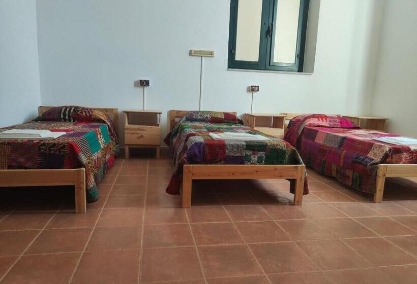 اتاق استاندارد سه نفره, Beteyà Hostel Don Bosco