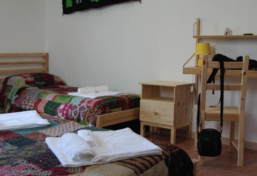 اتاق سه نفره دلوکس با چشم‌انداز دریا, Beteyà Hostel Don Bosco