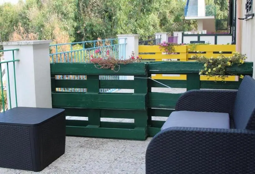 اتاق سه نفره دلوکس با چشم‌انداز دریا, Beteyà Hostel Don Bosco
