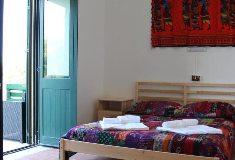 اتاق سه نفره دلوکس با چشم‌انداز دریا, Beteyà Hostel Don Bosco