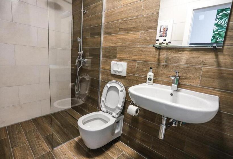 اتاق لوکس, Mom`s House