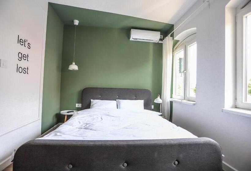 اتاق لوکس, Mom`s House