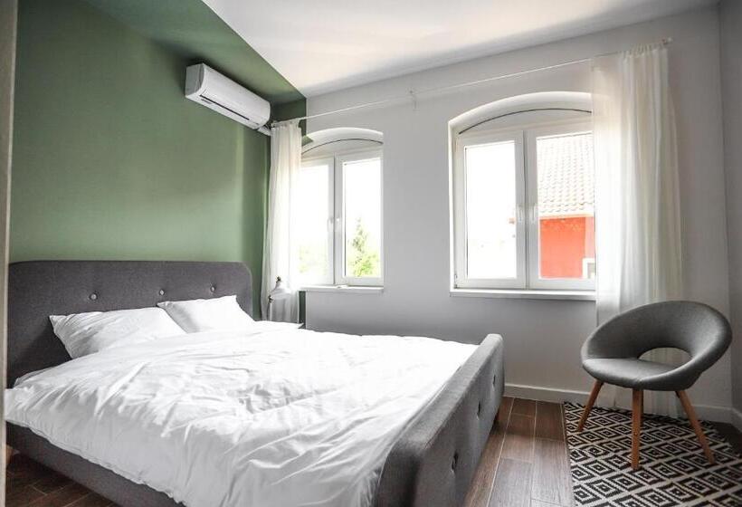 اتاق لوکس, Mom`s House