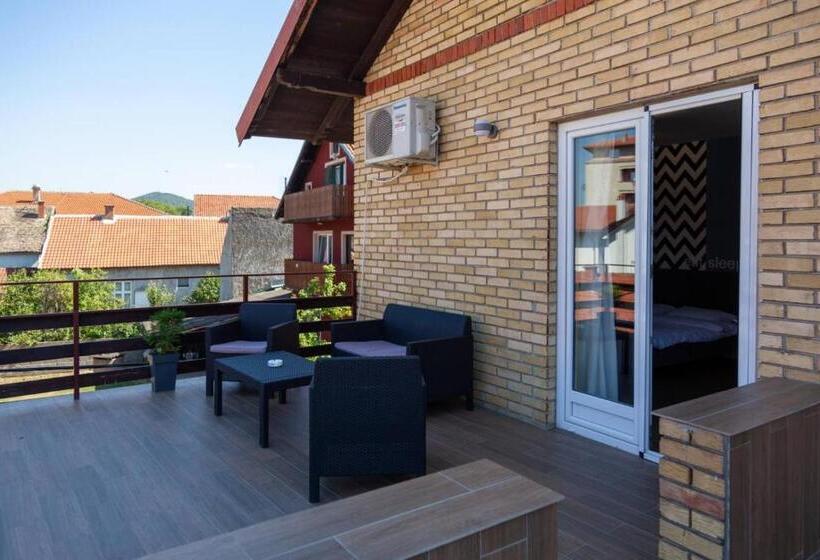 اتاق استاندارد چهار تخته, Mom`s House