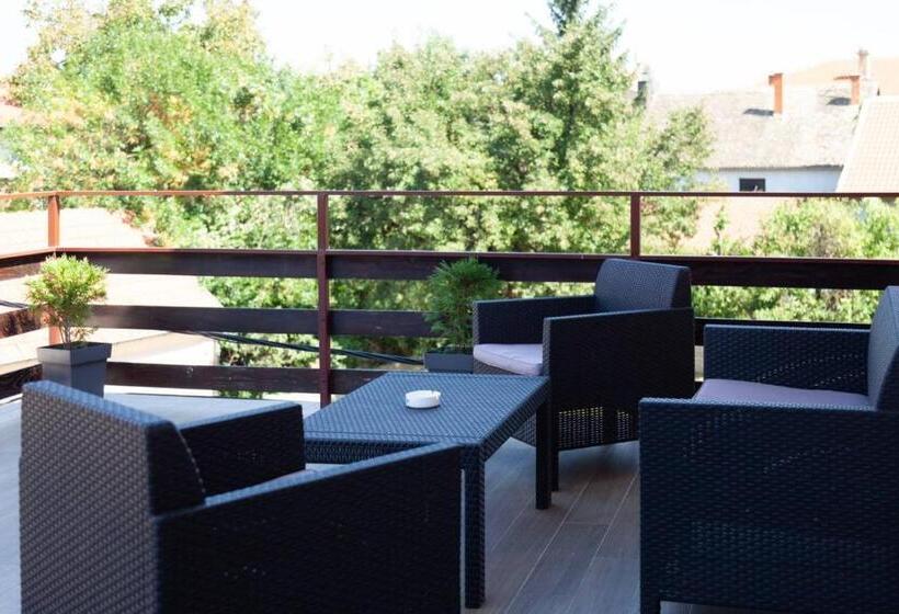 اتاق استاندارد چهار تخته, Mom`s House