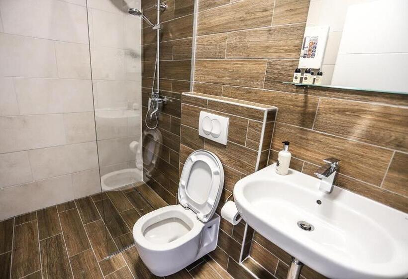 اتاق استاندارد چهار تخته, Mom`s House