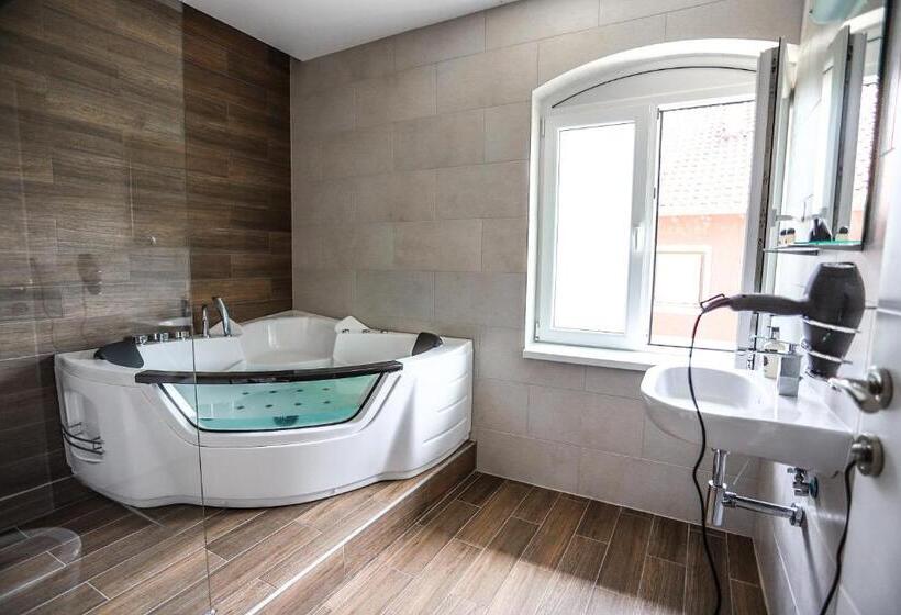 اتاق لوکس با بالکن, Mom`s House