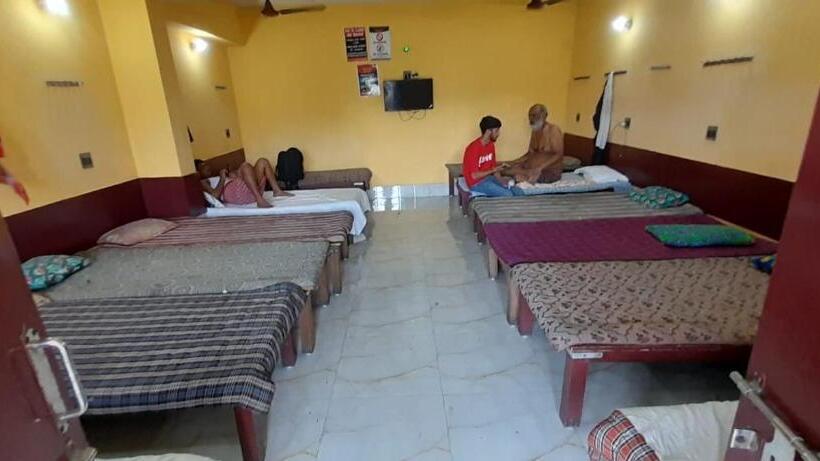 سرير فى غرفة مشتركة مزودة بحمام مشترك, Narendra Niketan