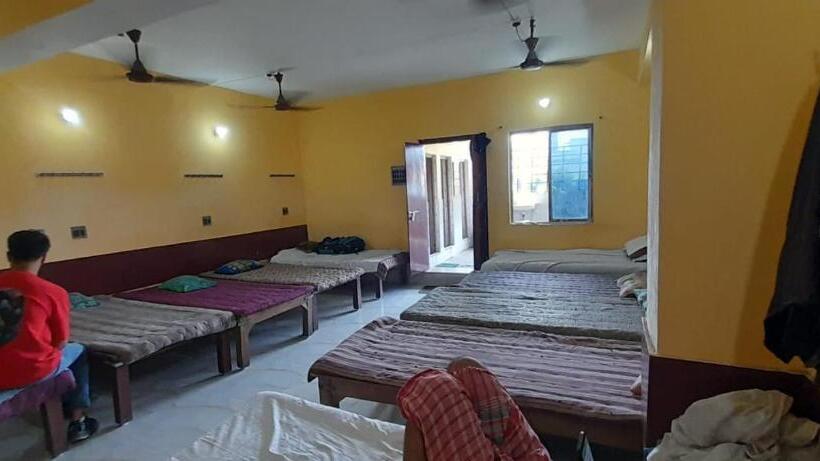 带共用卧室公用房间的床, Narendra Niketan