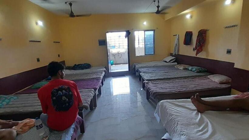 سرير فى غرفة مشتركة مزودة بحمام مشترك, Narendra Niketan