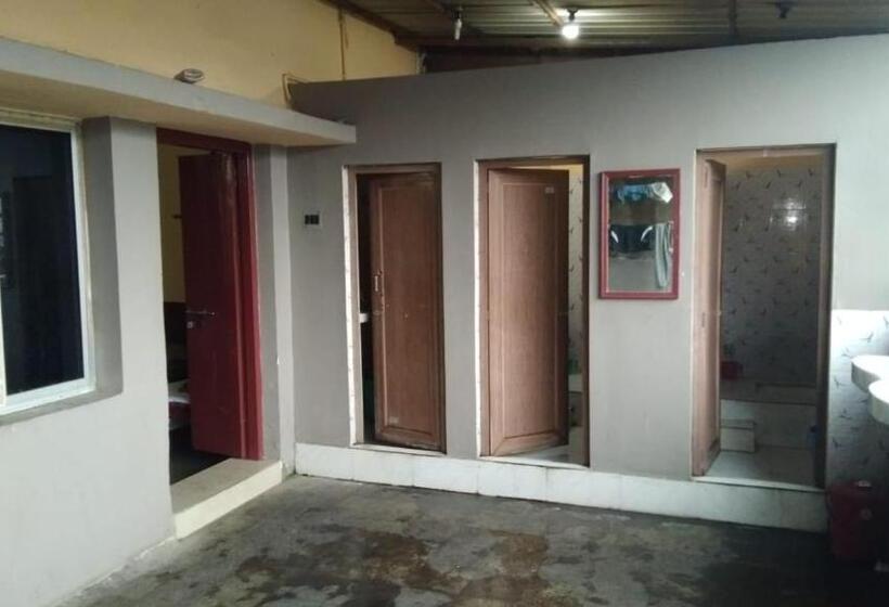 سرير فى غرفة مشتركة مزودة بحمام مشترك, Narendra Niketan