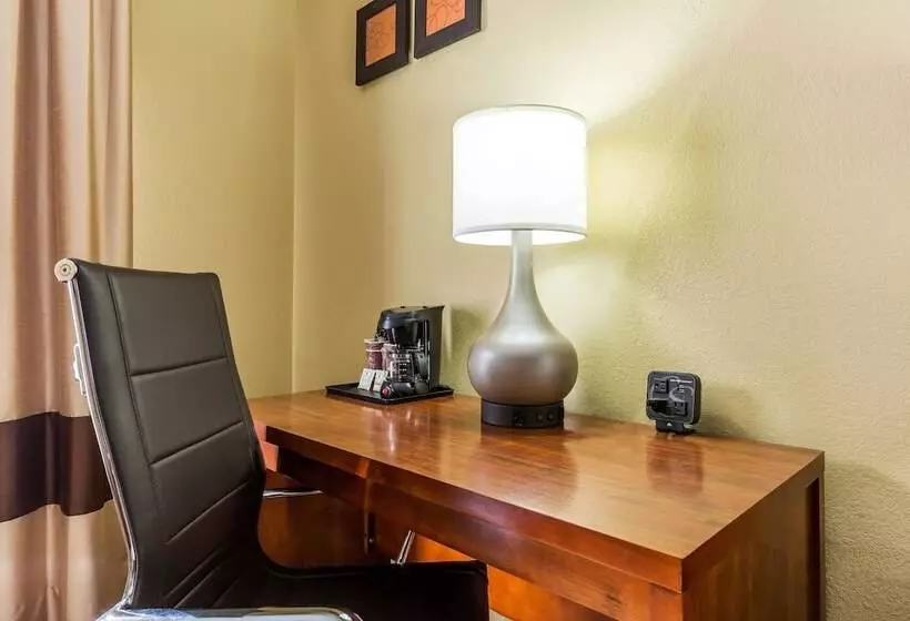 スイート, Comfort Suites Near I 80 And I 94