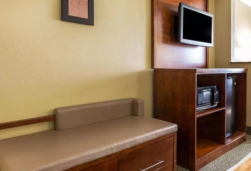 スイート, Comfort Suites Near I 80 And I 94