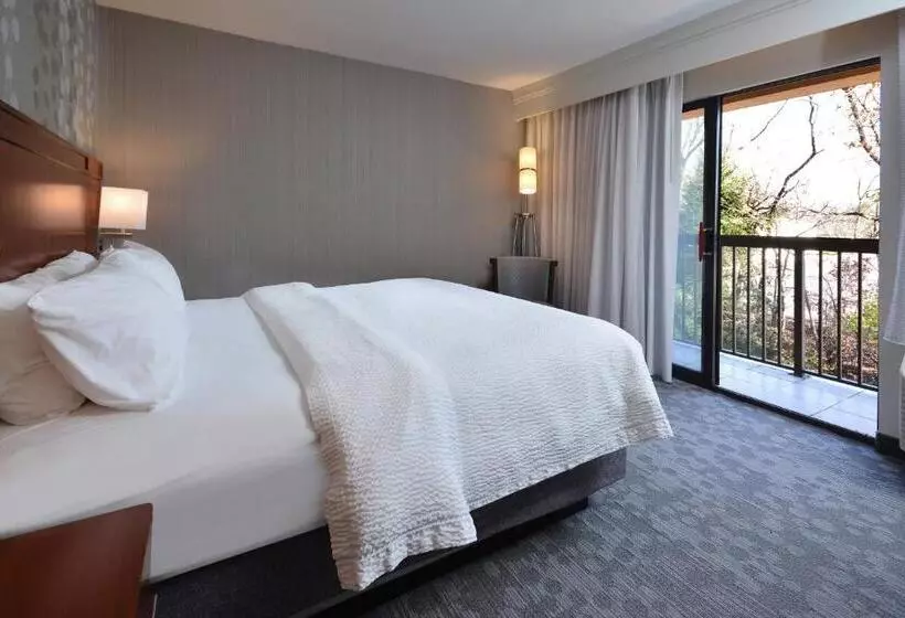 سوئیت با تخت بزرگ, Courtyard Beckley