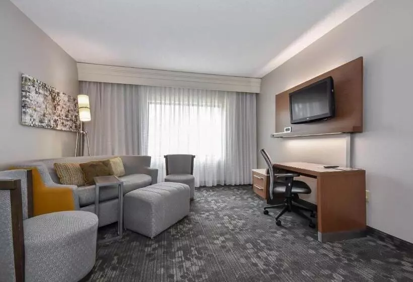 キングサイズベッドのスイートルーム, Courtyard By Marriott Charlotte Matthews