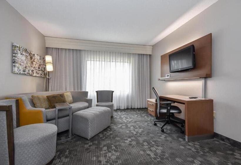 キングサイズベッドのスイートルーム, Courtyard By Marriott Charlotte Matthews