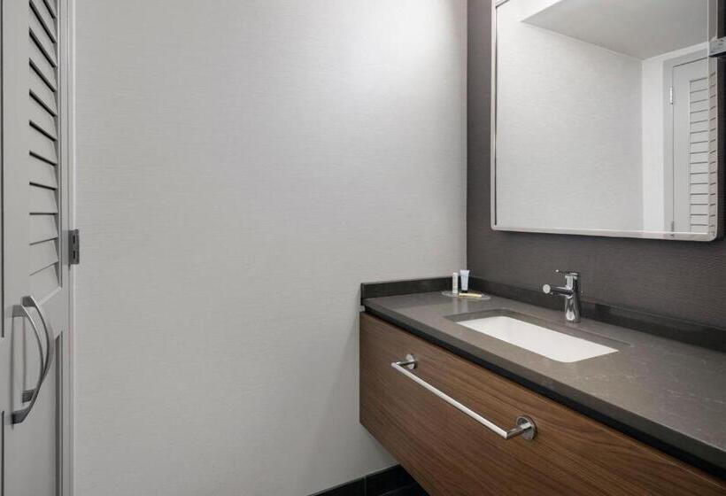 جناح مزوَّد بشرفة, Courtyard Tampa North/i75 Fletcher