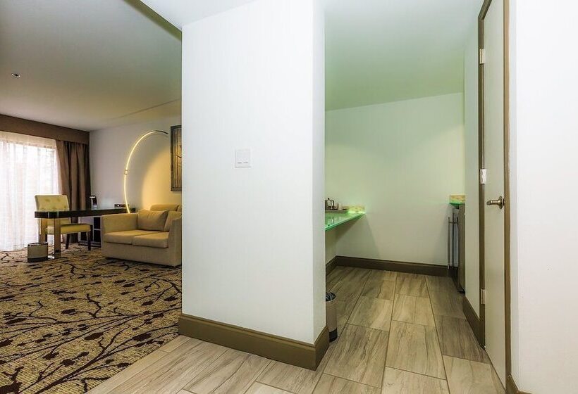 جناح جونيور, Regalia Hotel & Conference Center