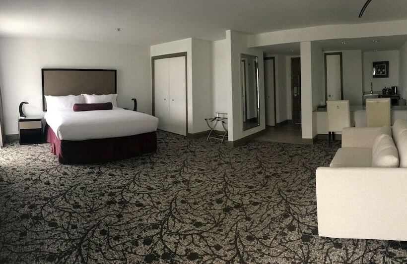 جناح جونيور, Regalia Hotel & Conference Center