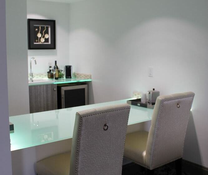 جناح جونيور, Regalia Hotel & Conference Center