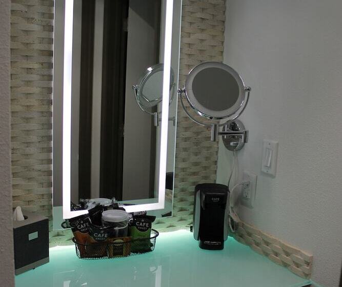 جناح جونيور, Regalia Hotel & Conference Center