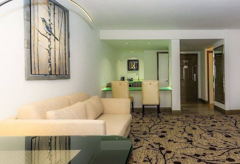 جناح جونيور, Regalia Hotel & Conference Center