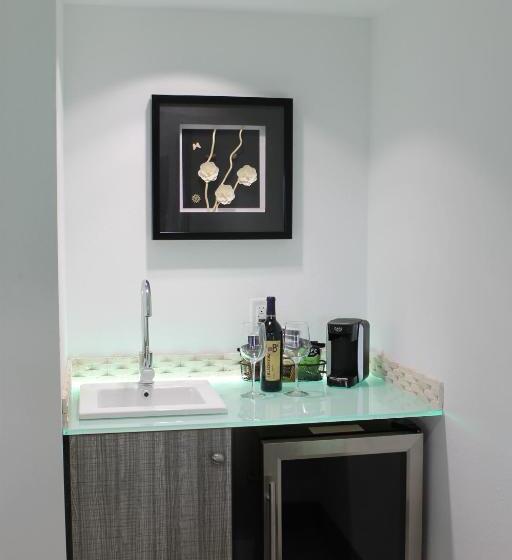 جناح جونيور, Regalia Hotel & Conference Center