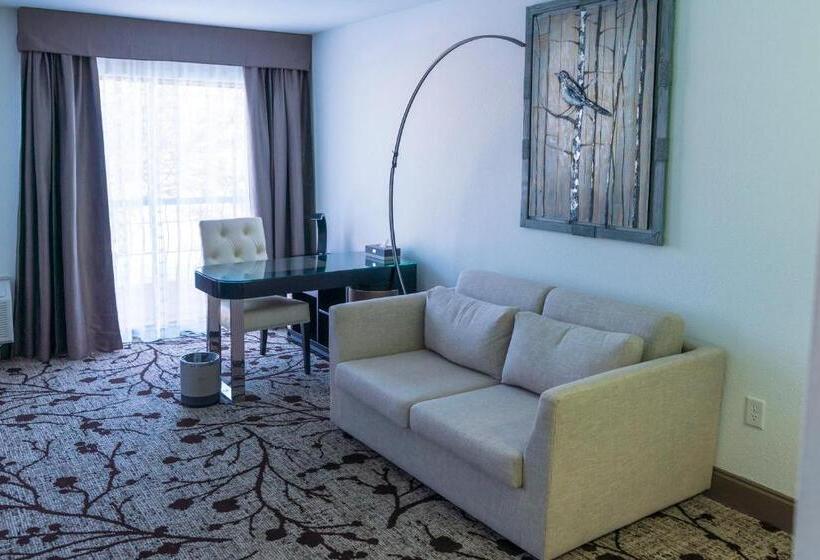 جناح جونيور, Regalia Hotel & Conference Center