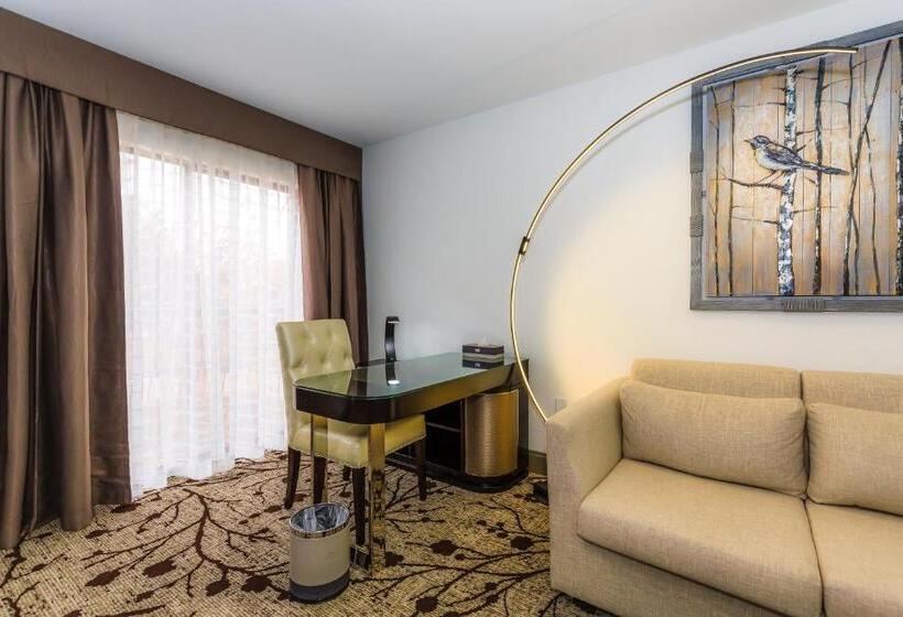 جناح جونيور, Regalia Hotel & Conference Center